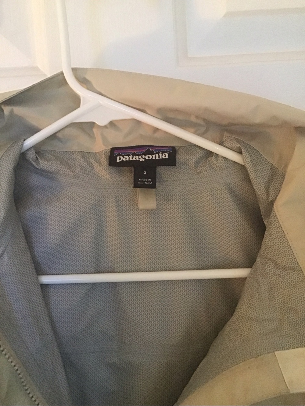 Patagonia tan raincoat with detachable Hood size small - Picture 3 of 13